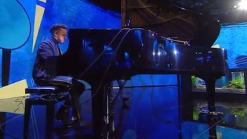 Lewis Hamilton tocando el piano en la televisi&oacute;n italiana.