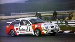 El desembarco de Carlos Sainz en el Mundial de Rallys se produjo al volante del Ford Sierra RS Cosworth, un vehículo muy potente, pero de tracción trasera, lo que limitaba su competitividad en superficies resbaladizas. Algo que no impidió que el madrileño se diera a conocer desde su llegada, triunfando en el primer tramo mundialista de su vida en el Rally de Portugal y, posteriormente ganándose el pasaporte a Toyota en Sanremo de 1988, donde dominó a los entonces intocables Lancia en su casa durante dos etapas.
