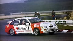 El desembarco de Carlos Sainz en el Mundial de Rallys se produjo al volante del Ford Sierra RS Cosworth, un vehículo muy potente, pero de tracción trasera, lo que limitaba su competitividad en superficies resbaladizas. Algo que no impidió que el madrileño se diera a conocer desde su llegada, triunfando en el primer tramo mundialista de su vida en el Rally de Portugal y, posteriormente ganándose el pasaporte a Toyota en Sanremo de 1988, donde dominó a los entonces intocables Lancia en su casa durante dos etapas.