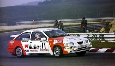 El desembarco de Carlos Sainz en el Mundial de Rallys se produjo al volante del Ford Sierra RS Cosworth, un vehículo muy potente, pero de tracción trasera, lo que limitaba su competitividad en superficies resbaladizas. Algo que no impidió que el madrileño se diera a conocer desde su llegada, triunfando en el primer tramo mundialista de su vida en el Rally de Portugal y, posteriormente ganándose el pasaporte a Toyota en Sanremo de 1988, donde dominó a los entonces intocables Lancia en su casa durante dos etapas.
