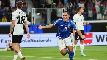BERGAMO (Italy), 05/09/2025.- Italys Giacomo Raspadori celebrates after scoroing the 3-0 goal during the FIFA World Cup qualifiers soccer match between Italy and Estonia at Bergamo Stadium in Bergamo, Italy, 05 September 2025. (Mundial de Fútbol, Italia) EFE/EPA/MICHELE MARAVIGLIA