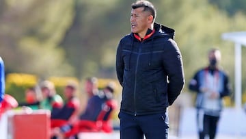 GRAF5951. LA NUCÍA, 06/01/2021.- El entrenador del Elche Jorge Almirón reacciona durante el partido La Nucía-Elche de Copa del Rey celebrado este miércoles en el estadio Camilo Cano en La Nucía, Alicante. EFE/Ramó