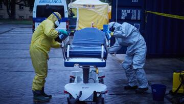 Voluntarios de DYA Navarra desinfectan ambulancias del servicio de Urgencias del Hospital de Navarra durante la tercera semana de Estado de Alarma decretado en España.