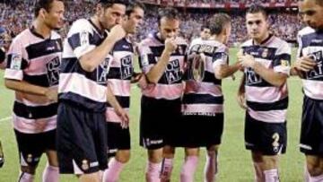 <b>HOMENAJES HABITUALES. </b>Los contrarios depositan flores donde se desplomó Puerta.