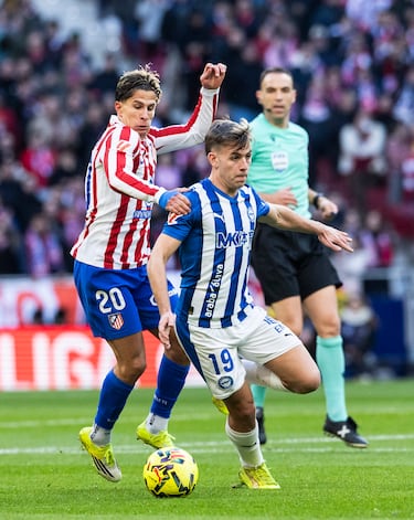 Giuliano Simeone trata de parar a Pablo Ibáñez. 
 