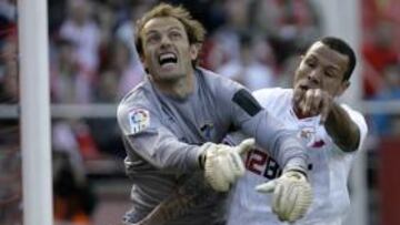 <b>OPORTUNIDAD. </b>Luis Fabiano intentó superar a Arnau con una vaselina pero el meta estuvo bien.