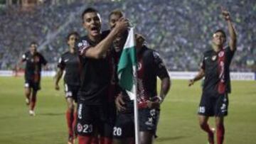 Riascos celebra con sus compa&ntilde;eros su gol ante el Palmeiras.