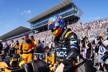 El piloto australiano de Mclaren, Oscar Piastri, ya preparado para disputar la carrera del GP de Japón.