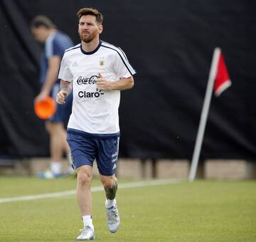Leo goes through some very light exercises targeting the second game of the Copa América.