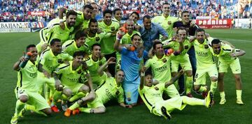 Los jugadores del Barcelona celebran el título de Liga.