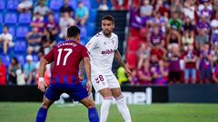 Matheus controla  un balón con Clemente en frente