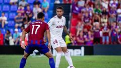 Matheus controla  un balón con Clemente en frente