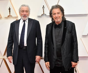 Robert De Niro con traje clásico negro y camisa blanca. Al Pacino con total un look negro y pantalón de chiffón. Los actores están nominados al Oscar mejor actor secundario por 'El irlandés'.