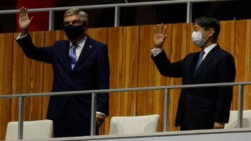 Thomas Bach (izquierda) y el Emperador Naruhito (derecha) durante la ceremonia de apertura de los Juegos Ol&iacute;mpicos de Tokio 2020.