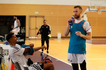 Dzanan Musa bromea con Petr Cornelie antes del entrenamiento de este miércoles, con Vincent Poirier y Guillermo Frutos, técnico ayudante, al fondo.