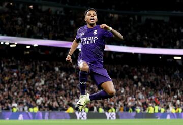 El delantero del Real Madrid se echó el equipo a la espalda, con un doblete, en ausencia de Vinicius. Dos goles de bella factura y entrando por la banda de su compatriota. En el primero tiró una diagonal, se acomodó la pelota y la pegó con pierna derecha desde fuera del área. Golazo.