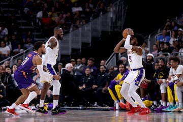 Bronny James se prepara el tiro de tres frente a su padre durante el partido de pretemporada frente a los Suns.