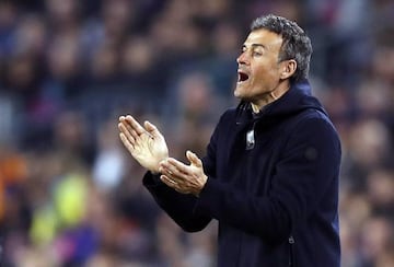 Luis Enrique encourages his team during the Barcelona Leganés game at the Camp Nou.