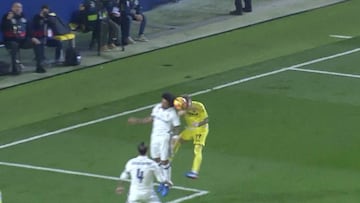¿Hay mano de Samu Castillejo en el gol de Manu Trigueros?