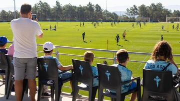 Los aficionados del Celta presencian el entrenamiento del equipo vigués.