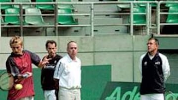 <b>PENDIENTES DE FERRERO.</b> El número uno español ha mejorado de la sinusitis con la que llegó a Australia y ayer trabajo a buen ritmo en el Rod Laver Arena bajo la atenta mirada de Jordi Arrese, Antonio Martínez Cascales y Juan Avendaño.