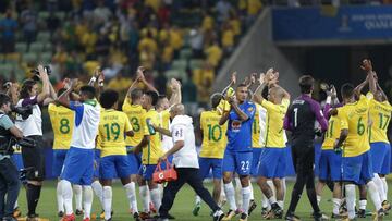 BRA67. SAO PAULO (BRASIL), 10/10/2017.- Los jugadores de la selección brasileña celebran su victoria ante Chile hoy, martes 10 de octubre de 2017, al término del partido entre Brasil y Chile por las eliminatorias de la Conmebol al Mundial de Rusia 2018, que se disputa en el estadio Allianz Parque de Sao Paulo (Brasil). EFE/Sebastião Moreira