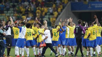 BRA67. SAO PAULO (BRASIL), 10/10/2017.- Los jugadores de la selecci&oacute;n brasile&ntilde;a celebran su victoria ante Chile hoy, martes 10 de octubre de 2017, al t&eacute;rmino del partido entre Brasil y Chile por las eliminatorias de la Conmebol al Mundial de Rusia 2018, que se disputa en el estadio Allianz Parque de Sao Paulo (Brasil). EFE/Sebasti&atilde;o Moreira