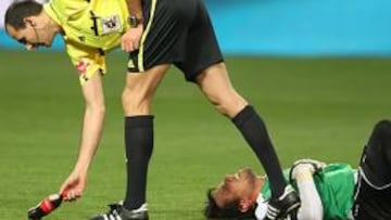 Lanzan una botella a Diego Alves sin llegar a alcanzarle