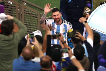 La Albiceleste celebra por todo alto la clasificación la victoria y la clasificación para la final. En la imagen, Messi saludando tras terminar el partido.