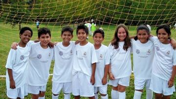 La Fundación International Studies y la Fundación Real
Madrid siguen con su colaboración (iniciada en 2011) y
acaban de crear en la ciudad de Miami un Programa de
Escuelas Socio Deportivas para niños en situación desfavorecida.
El programa incluye entrenamiento deportivo junto
a educación social en valores. El programa se desarrolla
en el Roberto Clemente Park, en el área de Wynwood,
en Miami, para 40 niños y niñas de entre 6 y 14 años. La
intención es la de poder llevar este programa a todos los
parques públicos de Miami y tener un impacto duradero en
miles de jóvenes. Gracias a este nuevo proyecto, ya son
14 escuelas sociodeportivas de la Fundación Real Madrid
en el país que benefician a más de 600 niños y niñas con
edades comprendidas entre los 5 y 17 años.