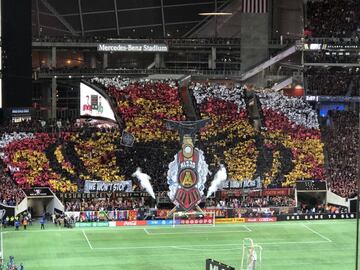 La porra de Atlanta United realizó un mural durante la ceremonia de la gran final. 