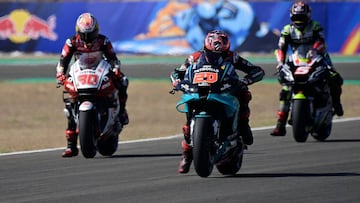 Quartararo ensaya una salida delante de Nakagami y Zarco.