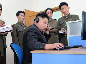 Kim Jong-Un supervisando su unidad estrella, el Bureau 121