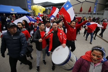 La Marea Roja conformada por la colonia chilena en Suecia, llegó en masa hasta el Friends Arena de Estocolmo para apoyar a La Roja.