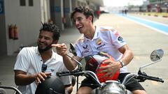 Marc Márquez con el jugador de críquet Suresh Raina en el pit lane de Buddh.