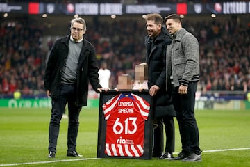 Homenaje a Diego Pablo Simeone con una camiseta conmemorativa por su récord de 613 partidos dirigiendo al Atlético de Madrid. En la imágen, el hijo de Luis Aragonés, el técnico argentino con sus dos hijas y su hijo Giovanni Simeone, jugador del Nápoles.