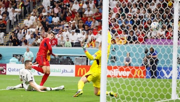 1-0. Álvaro Morata observa como el balón rebasa a Manuel Neuer y entra en la portería germana.