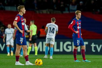 1-3. Los jugadores azulgranas, Fermín López y Frenkie de Jong, tras el tercer tanto de Valery Fernández.