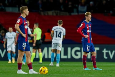 1-3. Los jugadores azulgranas, Fermín López y Frenkie de Jong, tras el tercer tanto de Valery Fernández.