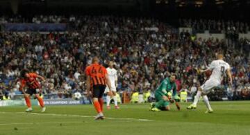 1-0. Benzema anotó el primer tanto.