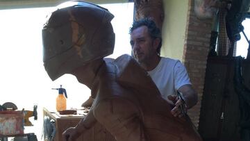 La escultura de Dani Rivas con su artista.