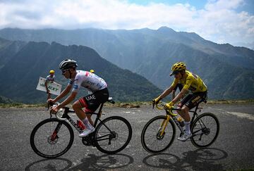 Gran duelo en el final de la etapa entre Tadej Pogacar y Jonas Vingegaard.