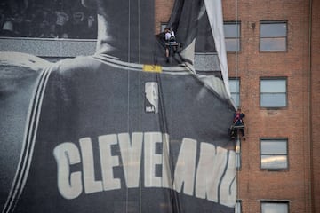 Operarios trabajando en la retirada del cartel del alero, LeBron James, en Cleveland (Ohio) tras el anuncio de su fichaje por los Ángeles Lakers. 