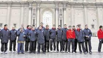 <b>FOTO DE FAMILIA. </b>La plantilla, aunque no al completo, posó delante de la Basílica del Pilar. El Atlético aprovechó el paseo matinal para acercarse al templo y comprar recuerdos de la Virgen. Toda ayuda ahora es poca.