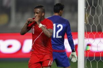 Peru's Jefferson Farfan (L) celebrates scoring a goal next to Mexico's goalkeeper Alfredo Talavera during their friendly soccer match in Lima, ahead of the Copa America tournament, June 3, 2015. REUTERS/Mariana Bazo