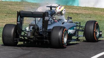 Hamilton lamentándose de su avería junto a su Mercedes.