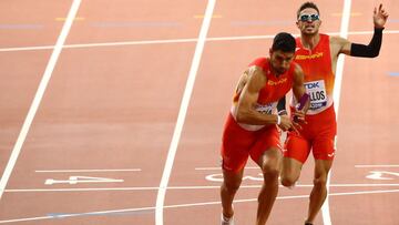Oscar Husillos le pasa el relevo a Samuel Garcia en la prueba del 4x400 de los Mundiales de Atletismo de Doha 2019.