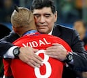 El cálido abrazo de Maradona con Bravo, Vidal y Sánchez