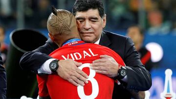 El cálido abrazo de Maradona con Bravo, Vidal y Sánchez