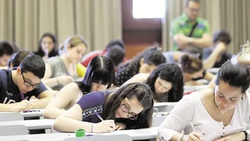 Alumnos haciendo la EBAU (selectividad).